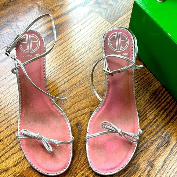Lilly Pulitzer Parigi silver bow, ankle strap wood heel sandal size 7 1/2 - Picture 2 of 5